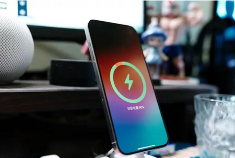 美兰苹果15换屏服务分享用什么充电器给iPhone15充电更好 